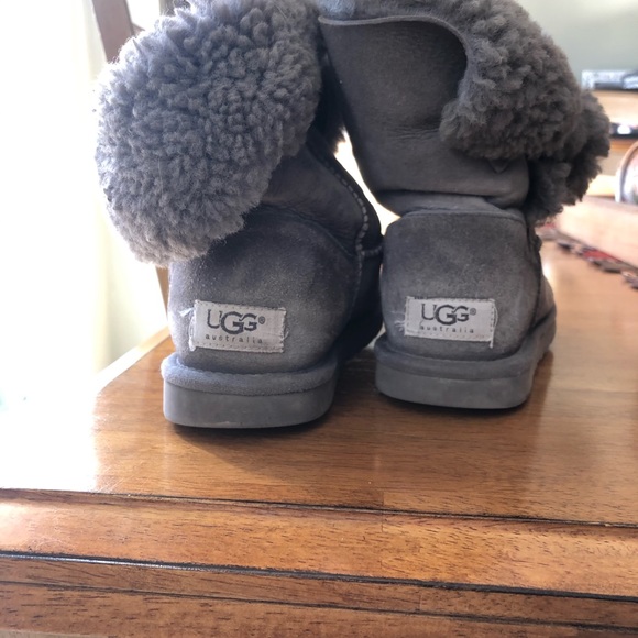 UGGS - Picture 3 of 4